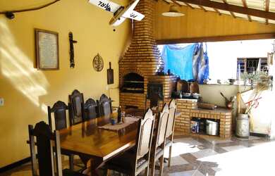 Imagem: A casa possui 3 Dormitórios, 3 Banheiros, 5 Vagas na garagem