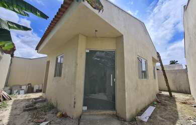 Imagem: A casa possui 3 Dormitórios, 1 Banheiro, 1 Vaga na garagem