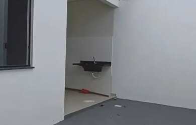 Imagem: A casa possui 3 Dormitórios, 2 Banheiros, 2 Vagas na garagem