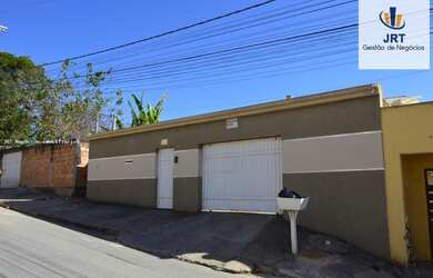Imagem: A casa possui 3 Dormitórios, 2 Banheiros, 4 Vagas na garagem