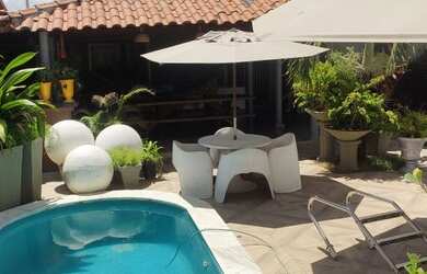 Imagem: A casa possui 3 Dormitórios, 3 Vagas na garagem, Piscina e