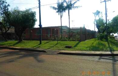 Imagem: A casa possui 3 Dormitórios, 2 Banheiros, 4 Vagas na garagem