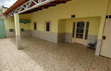 Imagem: A casa possui 3 Dormitórios, 1 Banheiro, 2 Vagas na garagem