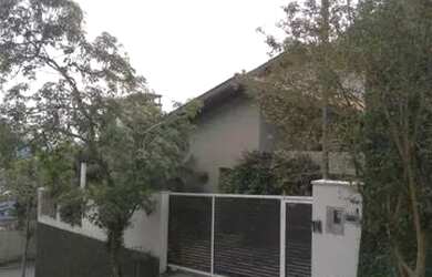 Imagem: A casa possui 3 Dormitórios, 4 Banheiros, 2 Vagas na garagem