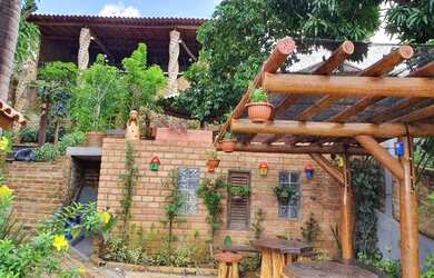 Imagem: A casa possui 4 Dormitórios, 5 Vagas na garagem e está localizado