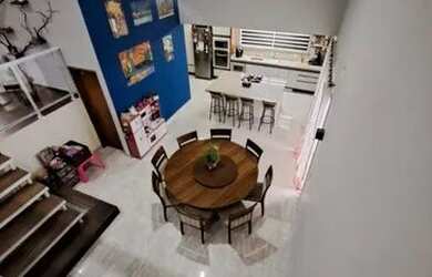 Imagem: A casa possui 3 Dormitórios, 2 Banheiros, 3 Vagas na garagem