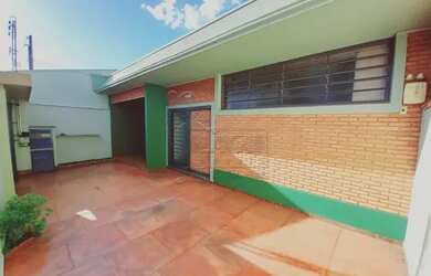 Imagem: A casa possui 3 Dormitórios, 1 Banheiro, 2 Vagas na garagem