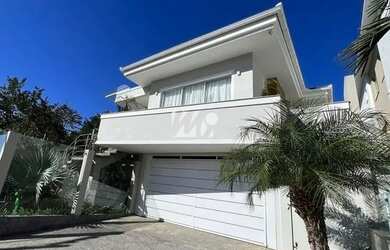 Imagem: A casa e possui 3 Dormitórios, Suítes, 2 Banheiros, 2 Vagas