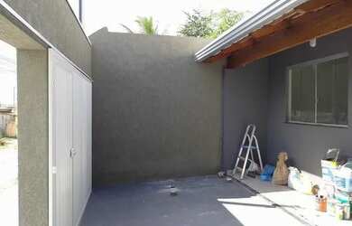 Imagem: A casa possui 3 Dormitórios, 1 Banheiro, 2 Vagas na garagem