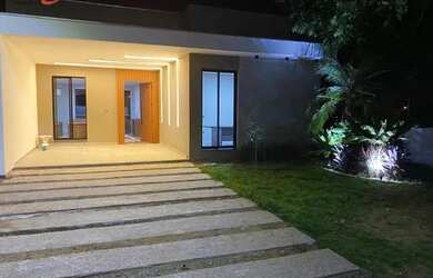 Imagem: A casa possui 3 Dormitórios, 1 Banheiro, 2 Vagas na garagem