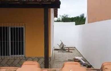 Imagem: A casa possui 2 Dormitórios, 1 Banheiro, 1 Vaga na garagem