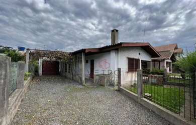 Imagem: A casa possui 3 Dormitórios, 2 Banheiros, 2 Vagas na garagem