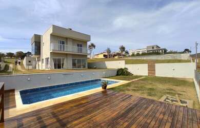 Imagem: A casa em condomínio possui 4 Dormitórios, 4 Banheiros, 2