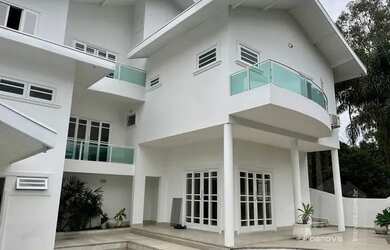 Imagem: A casa em condomínio possui 4 Dormitórios, 5 Banheiros, 4