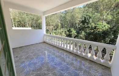 Imagem: A casa possui 3 Dormitórios, 3 Banheiros, 2 Vagas na garagem