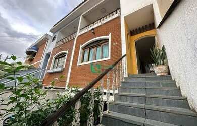 Imagem: A casa possui 3 Dormitórios, 5 Banheiros, 3 Vagas na garagem