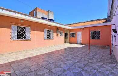 Imagem: A casa possui 2 Dormitórios, 2 Banheiros, 3 Vagas na garagem