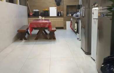 Imagem: A casa possui 4 Dormitórios, 2 Banheiros, 250m² de Área e