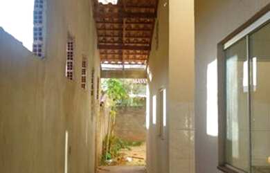 Imagem: A casa possui 2 Dormitórios, 2 Banheiros, 2 Vagas na garagem