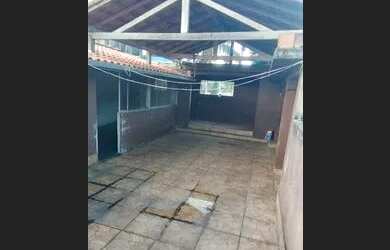 Imagem: A casa possui 3 Dormitórios, 2 Banheiros, 2 Vagas na garagem