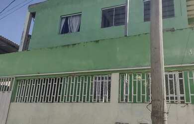 Imagem: A casa possui 3 Dormitórios, 2 Banheiros, 1 Vaga na garagem