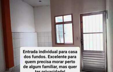 Imagem: A casa possui 3 Dormitórios, 2 Banheiros, 2 Vagas na garagem