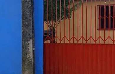 Imagem: A casa possui 3 Dormitórios, 2 Banheiros, 2 Vagas na garagem