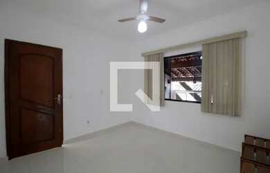 Imagem: A casa possui 2 Dormitórios, 2 Banheiros, 2 Vagas na garagem