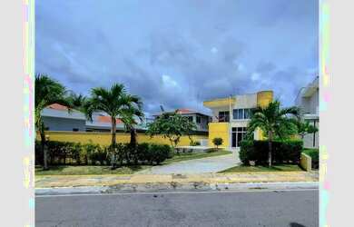 Imagem: A casa em condomínio possui 5 Dormitórios, 4 Banheiros, 2