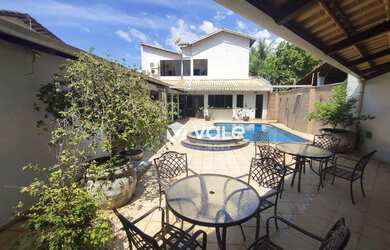 Imagem: A casa possui 5 Dormitórios, 5 Banheiros, 4 Vagas na garagem