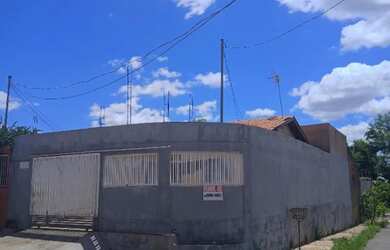 Imagem: A casa possui 2 Dormitórios, 1 Banheiro, 2 Vagas na garagem