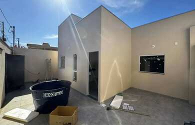 Imagem: A casa possui 2 Dormitórios, 1 Banheiro, 2 Vagas na garagem