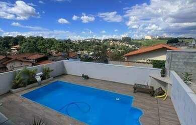 Imagem: A casa possui 3 Dormitórios, 3 Banheiros, 4 Vagas na garagem