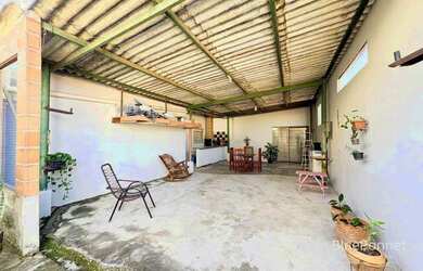 Imagem: A casa possui 2 Dormitórios, 1 Banheiro, 5 Vagas na garagem