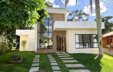 Imagem: A casa possui 3 Dormitórios, 5 Banheiros, 2 Vagas na garagem