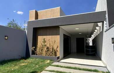 Imagem: A casa possui 3 Dormitórios, 2 Banheiros, 2 Vagas na garagem