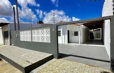 Imagem: A casa possui 3 Dormitórios, 2 Banheiros, 3 Vagas na garagem