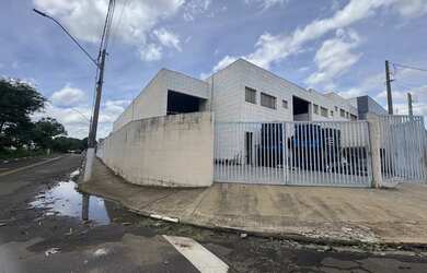 Imagem: O depósito possui 2 Vagas na garagem, 300m² de Área e está
