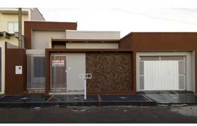 Imagem: A casa possui 2 Dormitórios, 1 Banheiro, 2 Vagas na garagem