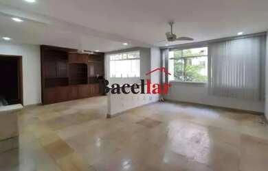 Imagem: O apartamento possui 4 Dormitórios, 2 Banheiros, 1 Vaga na