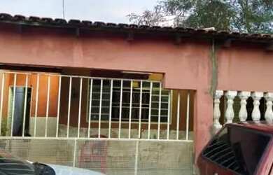 Imagem: A casa possui 2 Dormitórios, 2 Banheiros, 1 Vaga na garagem