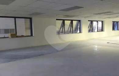 Imagem: O depósito possui 5 Vagas na garagem e 411m² de Área e está