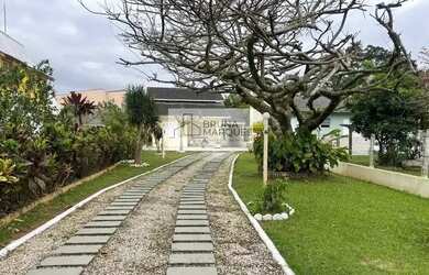 Imagem: A casa possui 4 Dormitórios, 3 Banheiros, 5 Vagas na garagem