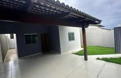 Imagem: A casa possui 3 Dormitórios, 2 Banheiros, 2 Vagas na garagem