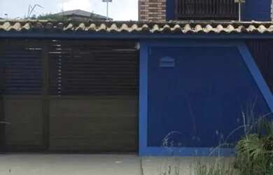 Imagem: A casa possui 2 Dormitórios, 1 Banheiro, 2 Vagas na garagem