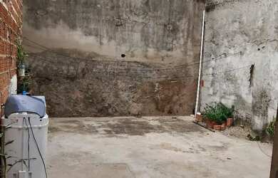 Imagem: A casa possui 2 Dormitórios, 1 Banheiro, 1 Vaga na garagem