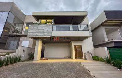 Imagem: A casa possui 4 Dormitórios, 5 Banheiros, 4 Vagas na garagem