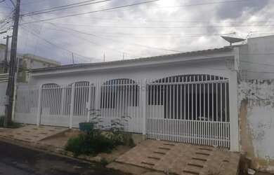 Imagem: A casa possui 4 Dormitórios, 4 Banheiros, 2 Vagas na garagem