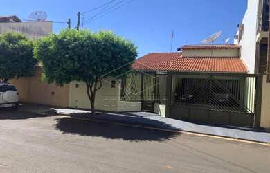 Imagem: A casa possui 3 Dormitórios, 2 Banheiros, 4 Vagas na garagem