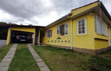 Imagem: A casa possui 3 Dormitórios, 2 Banheiros, 3 Vagas na garagem